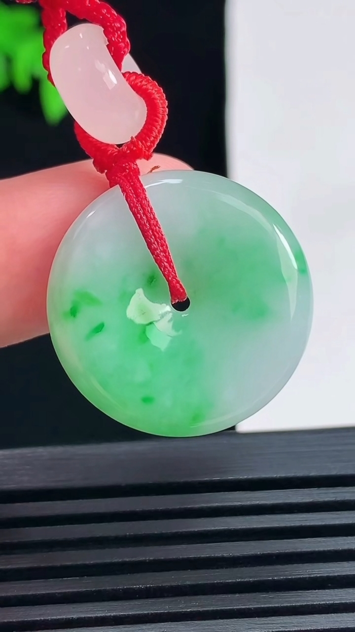 天然A货翡翠平安扣吊坠，尺寸23-5 重量:8.81g
6月28日