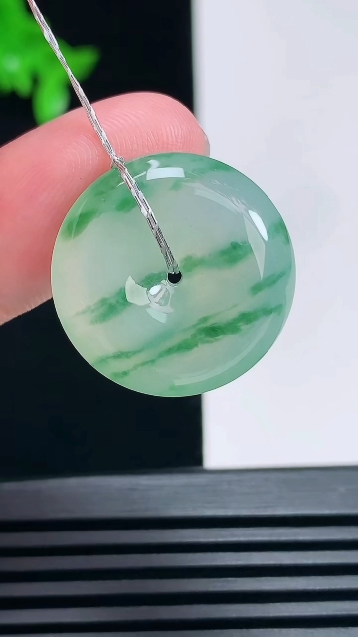 天然A货翡翠平安扣吊坠，尺寸22-6 重量:5.87g
6月28日