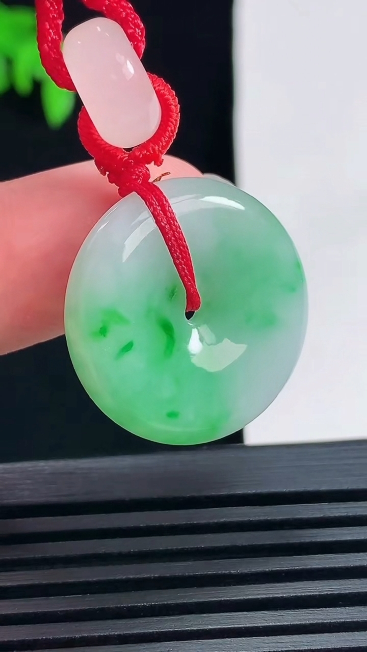 天然A货翡翠平安扣吊坠，尺寸23-5 重量:8.81g
6月28日