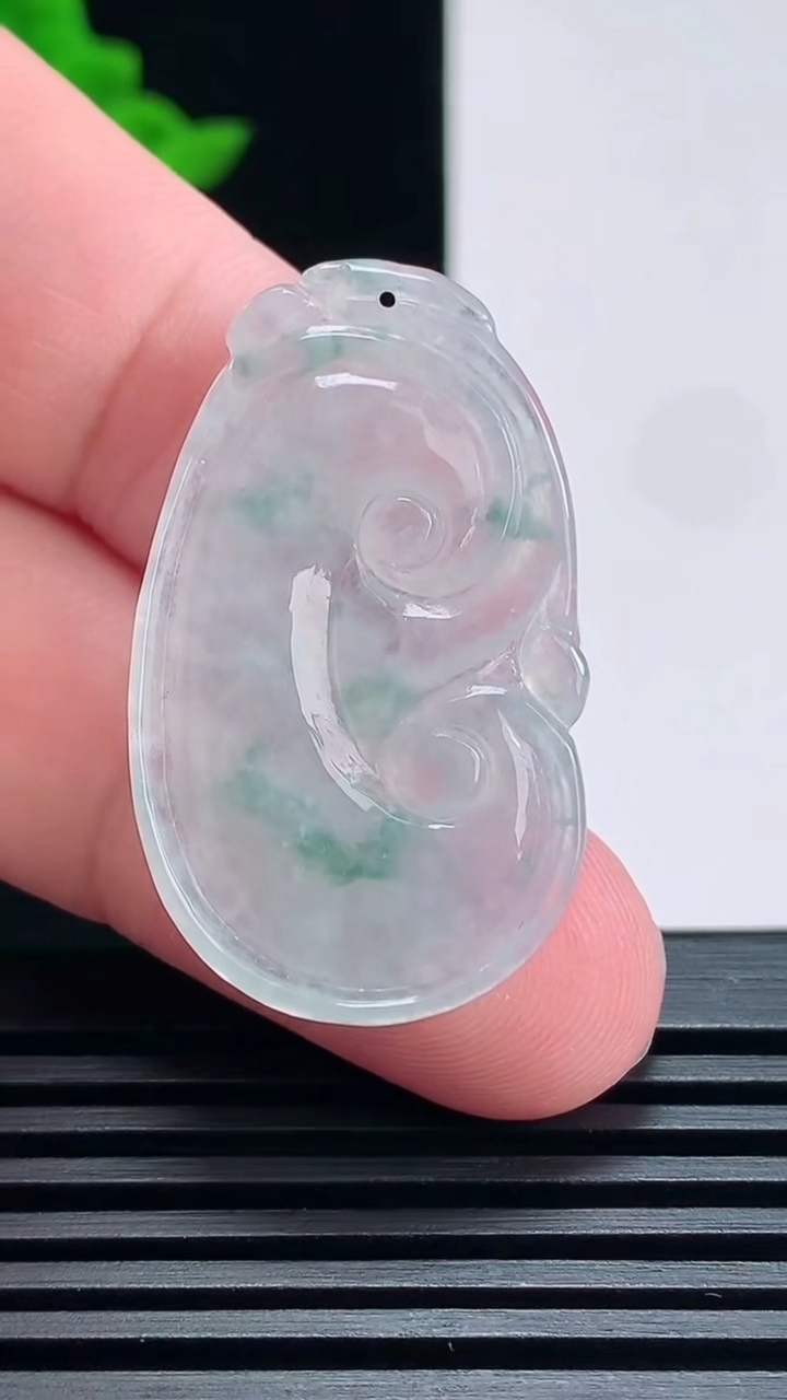 天然A货翡翠冰种飘花如意吊坠，尺寸35.5-21.3-3.4 重:5.06g  h535
6月28日