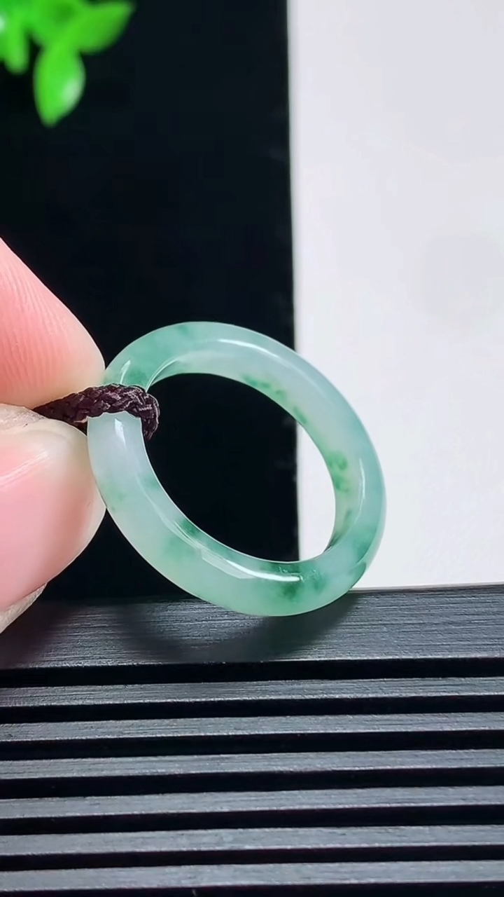 天然A货翡翠飘花玉指环 戒指，尺寸18.5-4-3.2 重量:2.65g2026年6月28日
工厂直销收藏佳品,种好水足，色泽均匀，有种有色，上手高大气！