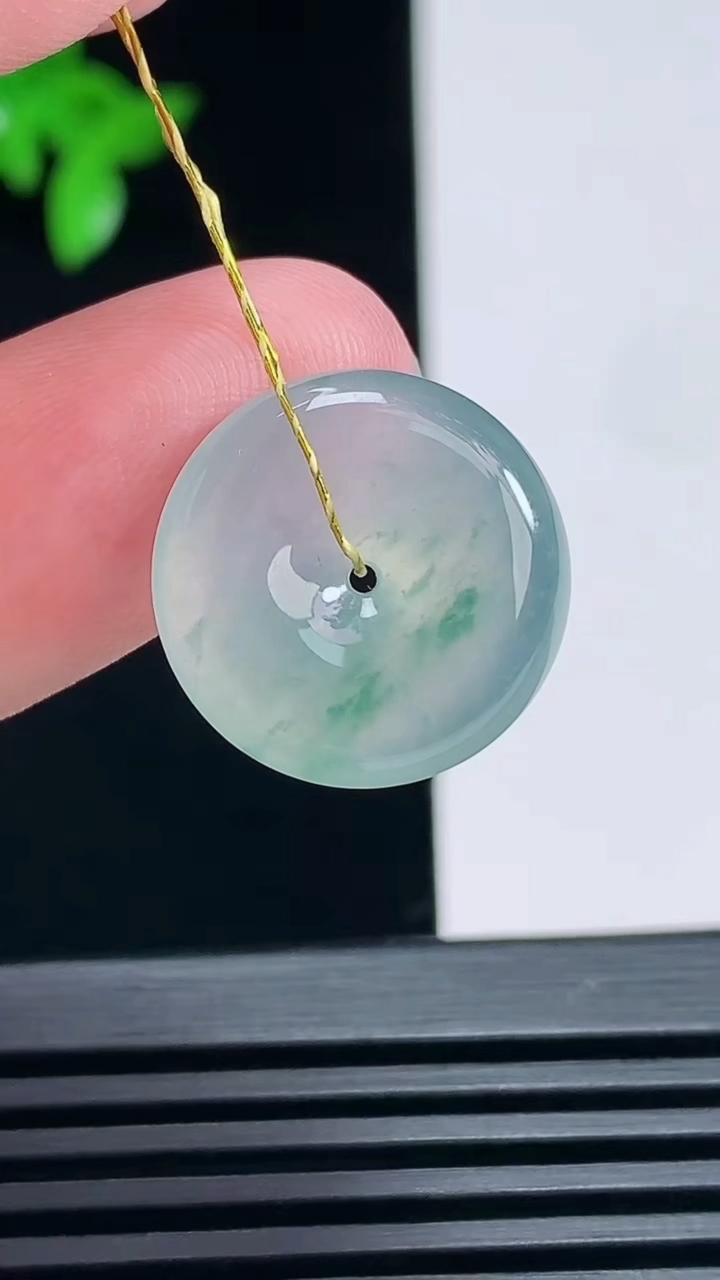 天然A货翡翠冰种飘花平安扣吊坠，尺寸17-5 重量:3.15g
6月28日