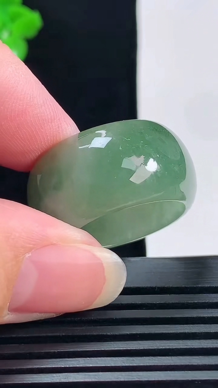 天然A货翡翠素面玉扳指 戒指，尺寸20.3-14-4 重量:10.55g2026年6月28日
工厂直销收藏佳品,种好水足，色泽均匀，有种有色，上手高大气！