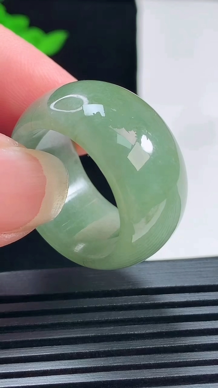 天然A货翡翠素面玉扳指 戒指，尺寸21.5-14-4.2 重量:13.15g2026年6月28日
工
