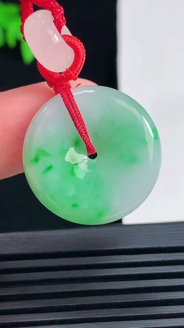 天然A货翡翠平安扣吊坠，尺寸23-5 重量:8.81g
6月28日