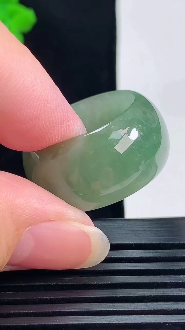 天然A货翡翠素面玉扳指 戒指，尺寸20.3-14-4 重量:10.55g2026年6月28日
工厂直销收藏佳品,种好水足，色泽均匀，有种有色，上手高大气！