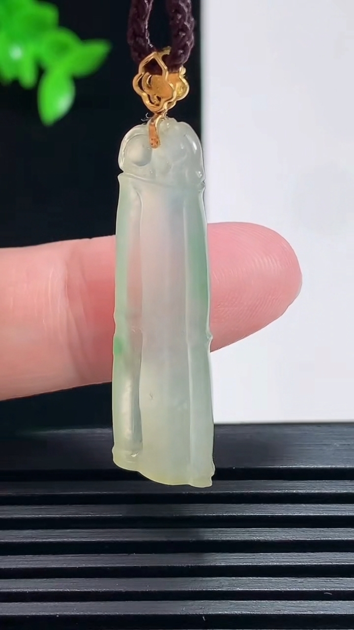 天然A货翡翠节节高升  竹节吊坠，尺寸43-11.3-4.6 重:3.83g  h535
6月28日
