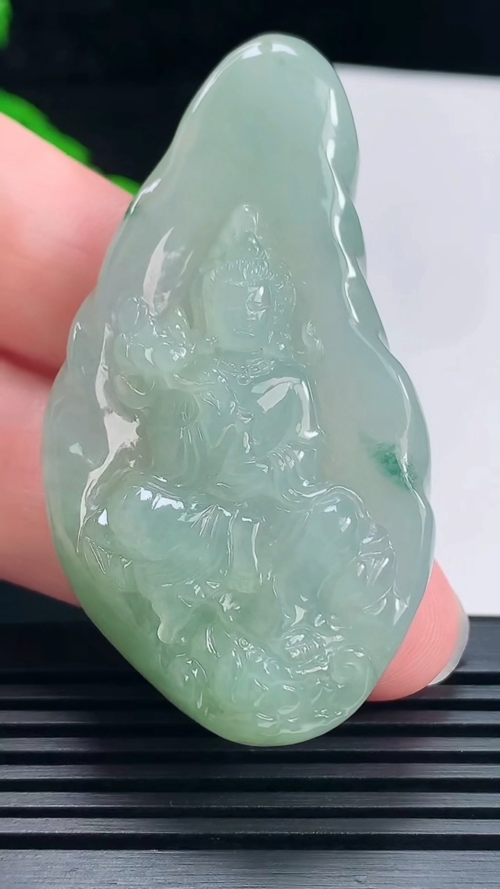 天然A货翡翠飘花大势至菩萨吊坠，尺寸59.6-32-12 重量:38.27g H30
6月28日