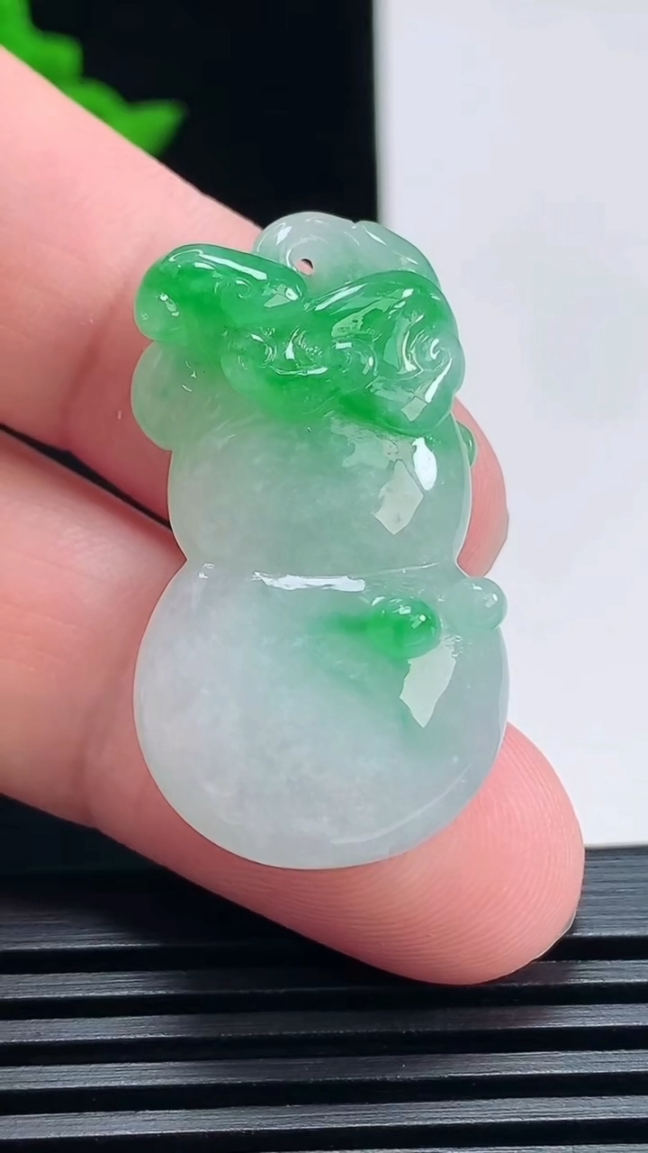 天然A货翡翠葫芦吊坠，尺寸35-20-8.6 重量:11.53g
6月28日