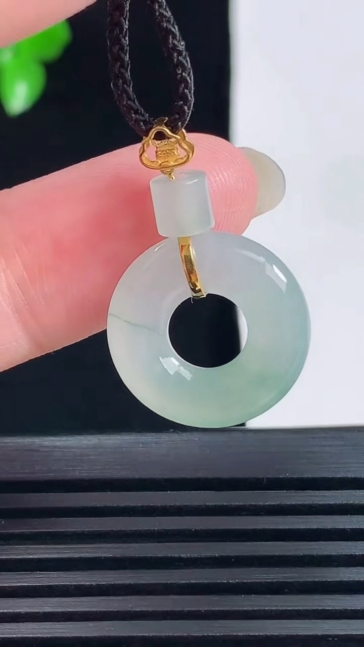 天然A货翡翠平安环吊坠，尺寸27.2-18-4 重量:2.60g
6月28日