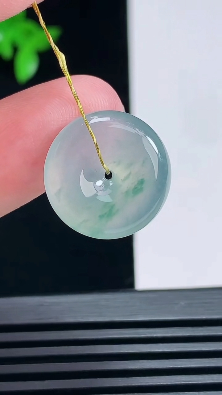 天然A货翡翠冰种飘花平安扣吊坠，尺寸17-5 重量:3.15g
6月28日