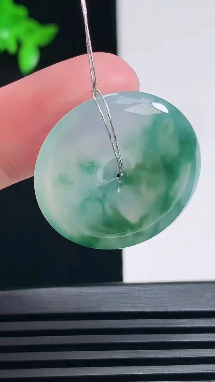 天然A货翡翠冰种飘花平安扣吊坠，尺寸27-5.2 重量:8.12g
6月28日