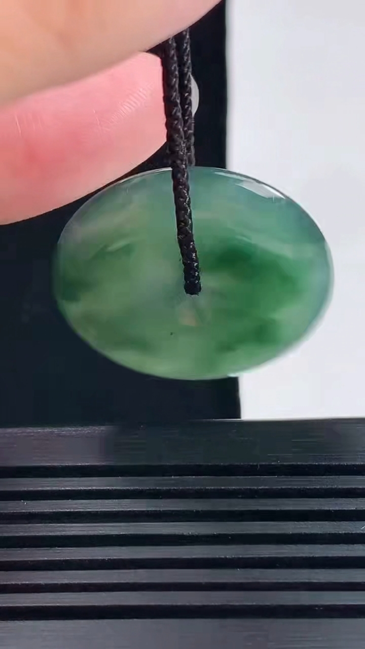 天然A货翡翠平安扣吊坠，尺寸30-5.2 重量:10.23g
6月28日