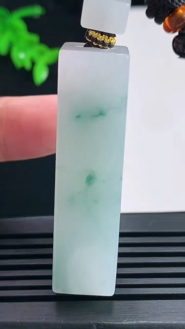 天然A货翡翠飘花无事牌吊坠，尺寸52-13.5-13 重量:33.70g
6月28日
