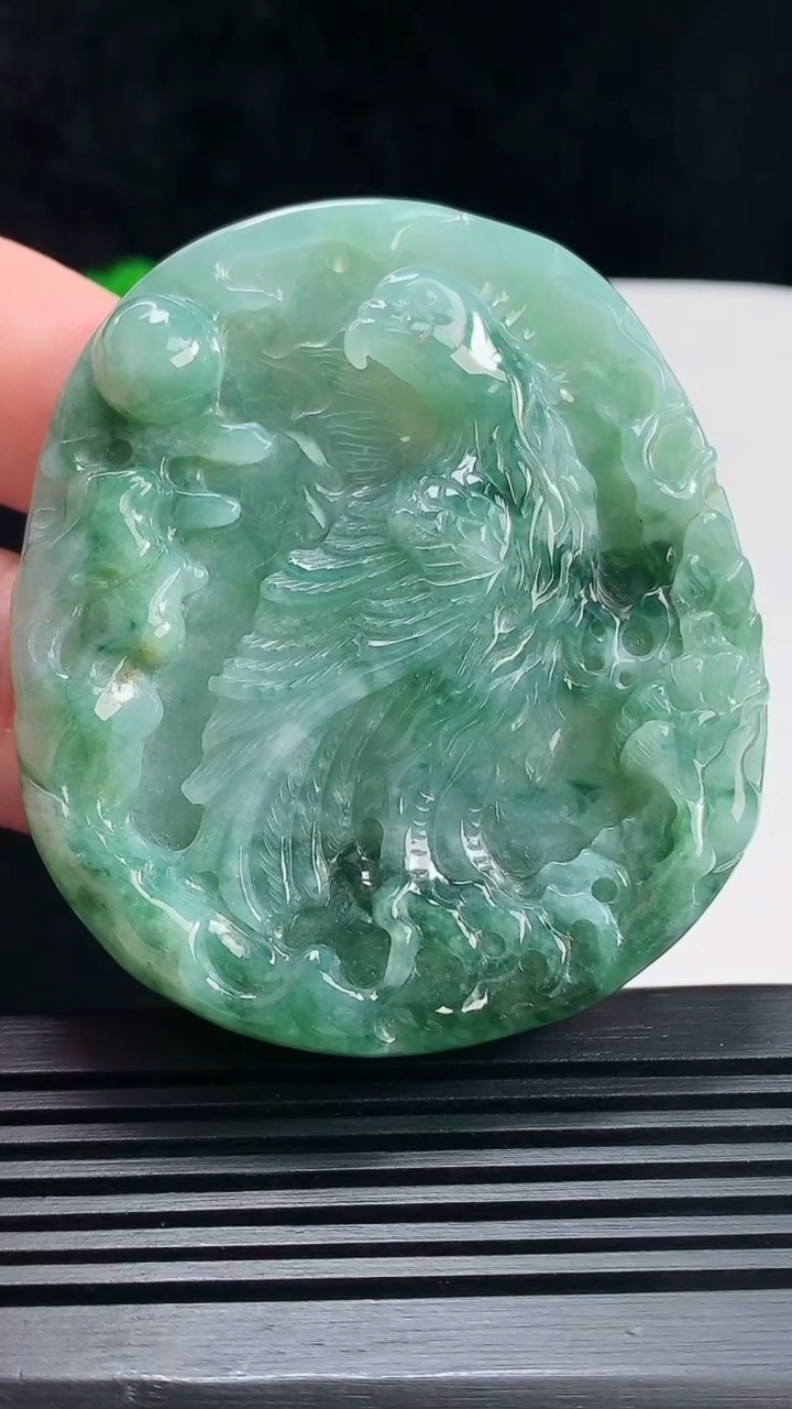 天然A货翡翠飘花大鹏展翅吊坠，尺寸61-53.6-10 重量:56.68g H30
6月28日
