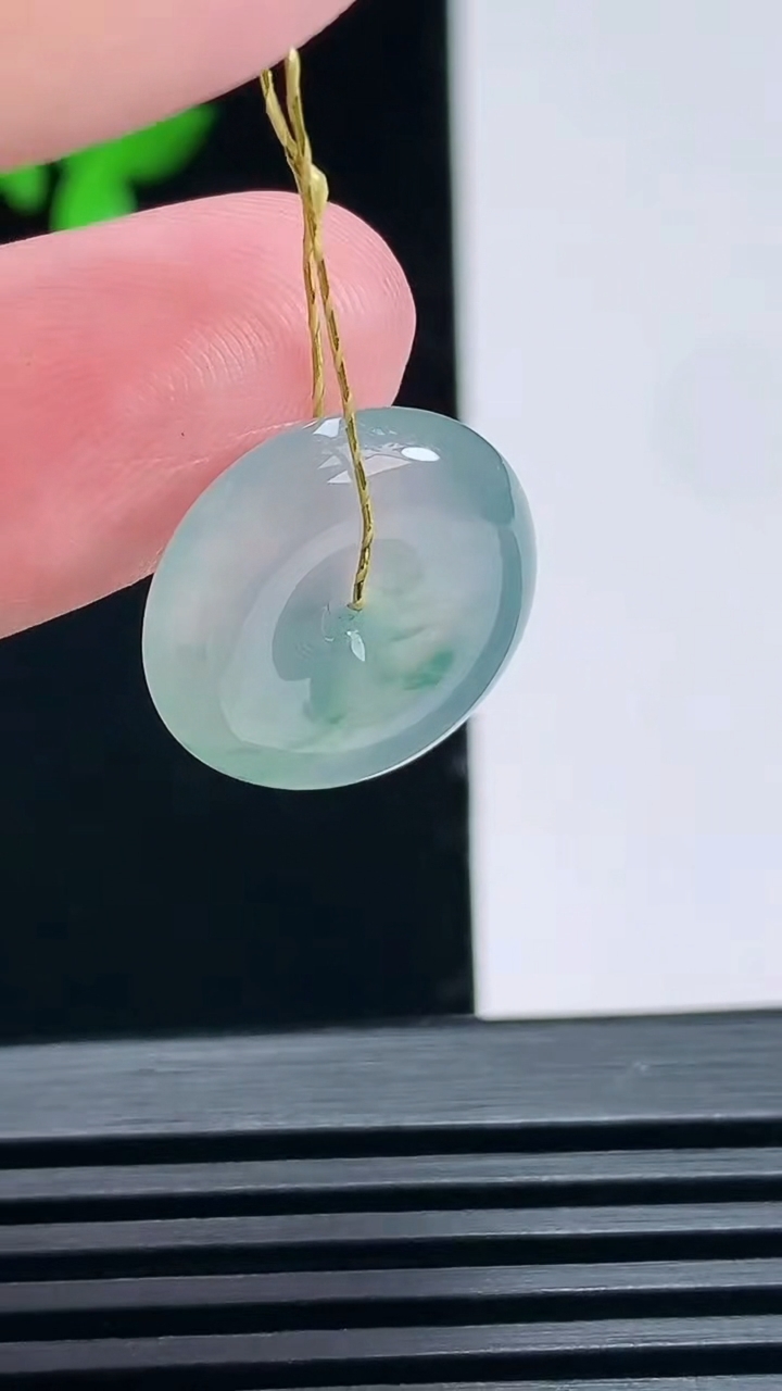 天然A货翡翠冰种飘花平安扣吊坠，尺寸17-5 重量:3.15g
6月28日