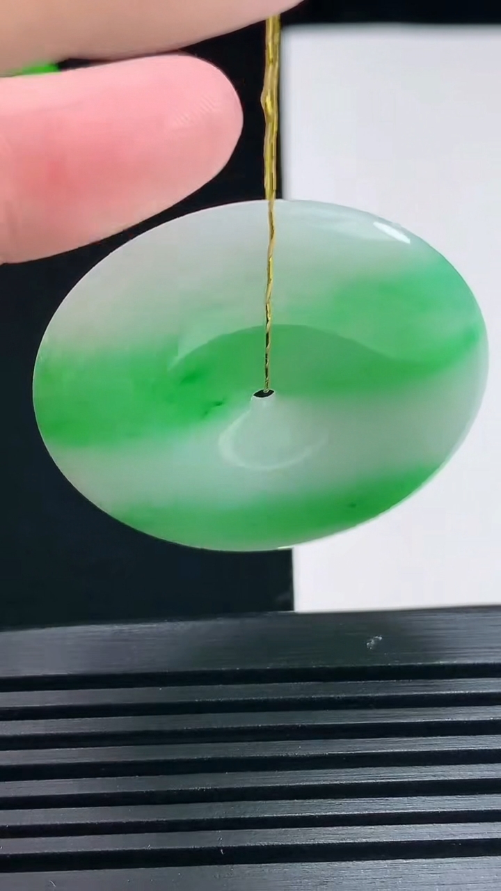天然A货翡翠平安扣吊坠，尺寸38-5.5 重量:17.98g
6月28日