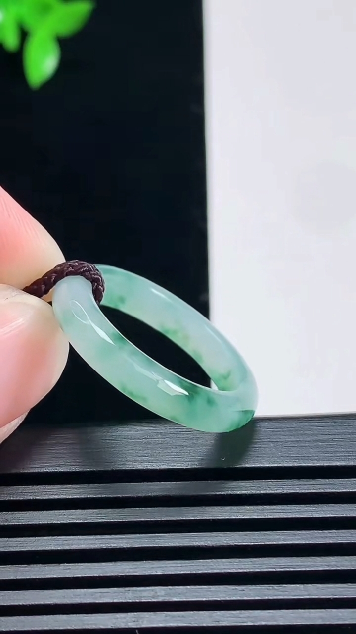 天然A货翡翠飘花玉指环 戒指，尺寸18.5-4-3.2 重量:2.65g2026年6月28日
工厂直销收藏佳品,种好水足，色泽均匀，有种有色，上手高大气！