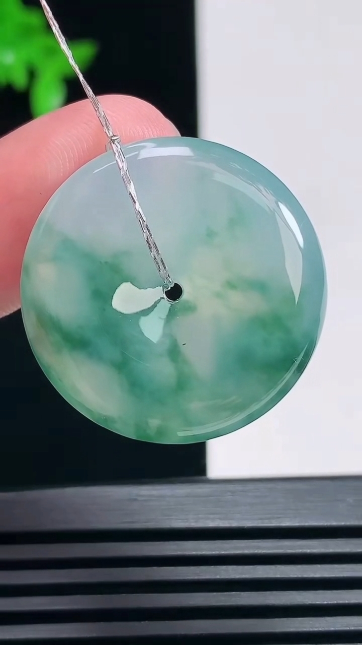 天然A货翡翠冰种飘花平安扣吊坠，尺寸27-5.2 重量:8.12g
6月28日
