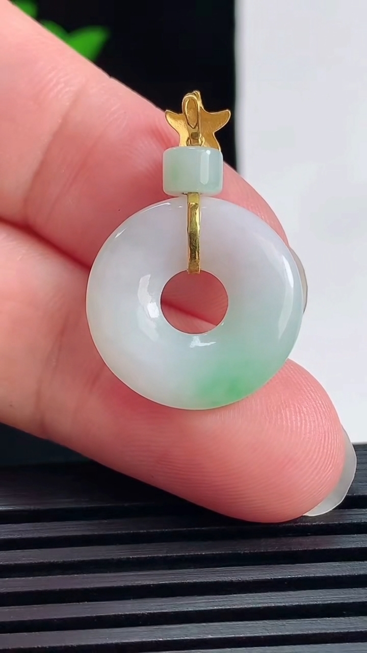 天然A货翡翠平安环吊坠，尺寸29-19-3.6 重量:3.00g
6月28日