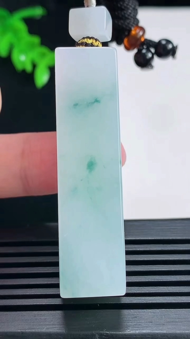 天然A货翡翠飘花无事牌吊坠，尺寸52-13.5-13 重量:33.70g
6月28日