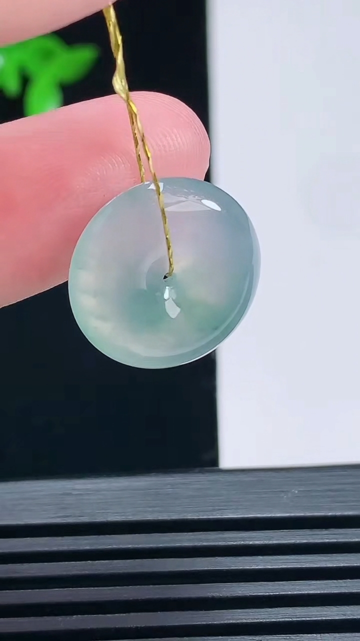 天然A货翡翠冰种飘花平安扣吊坠，尺寸17-5 重量:3.15g
6月28日