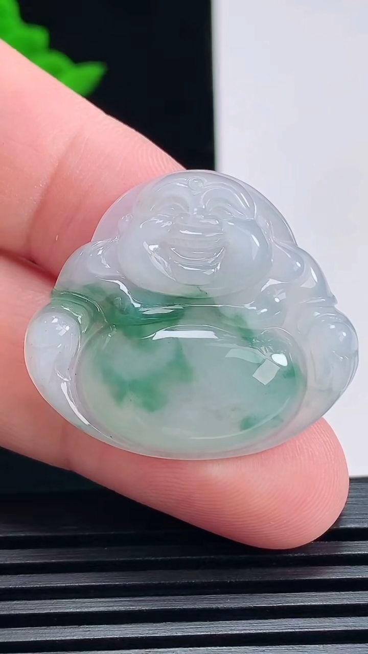天然A货翡翠飘花佛公吊坠，尺寸28-32-5.5 重量:7.67g
6月28日