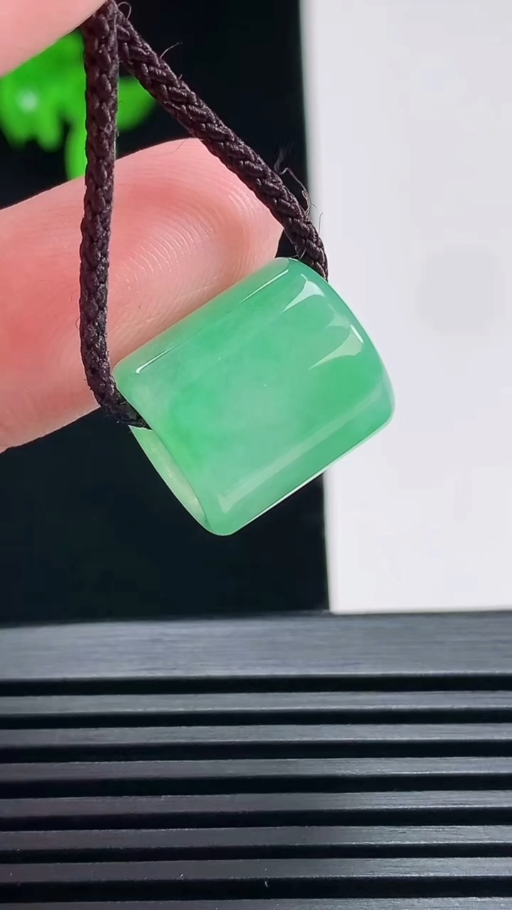 天然A货翡翠路路通吊坠，尺寸14-13 重量:3.85g
6月28日