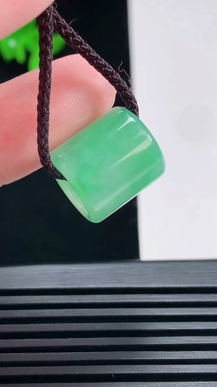 天然A货翡翠路路通吊坠，尺寸14-13 重量:3.85g
6月28日