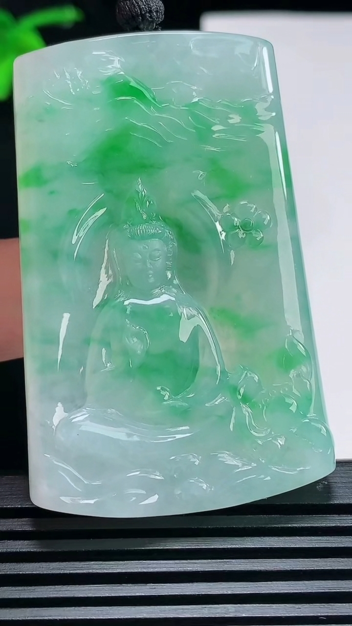 天然A货翡翠观音菩萨吊坠，尺寸58-37.6-6 重量:37.50g
6月28日