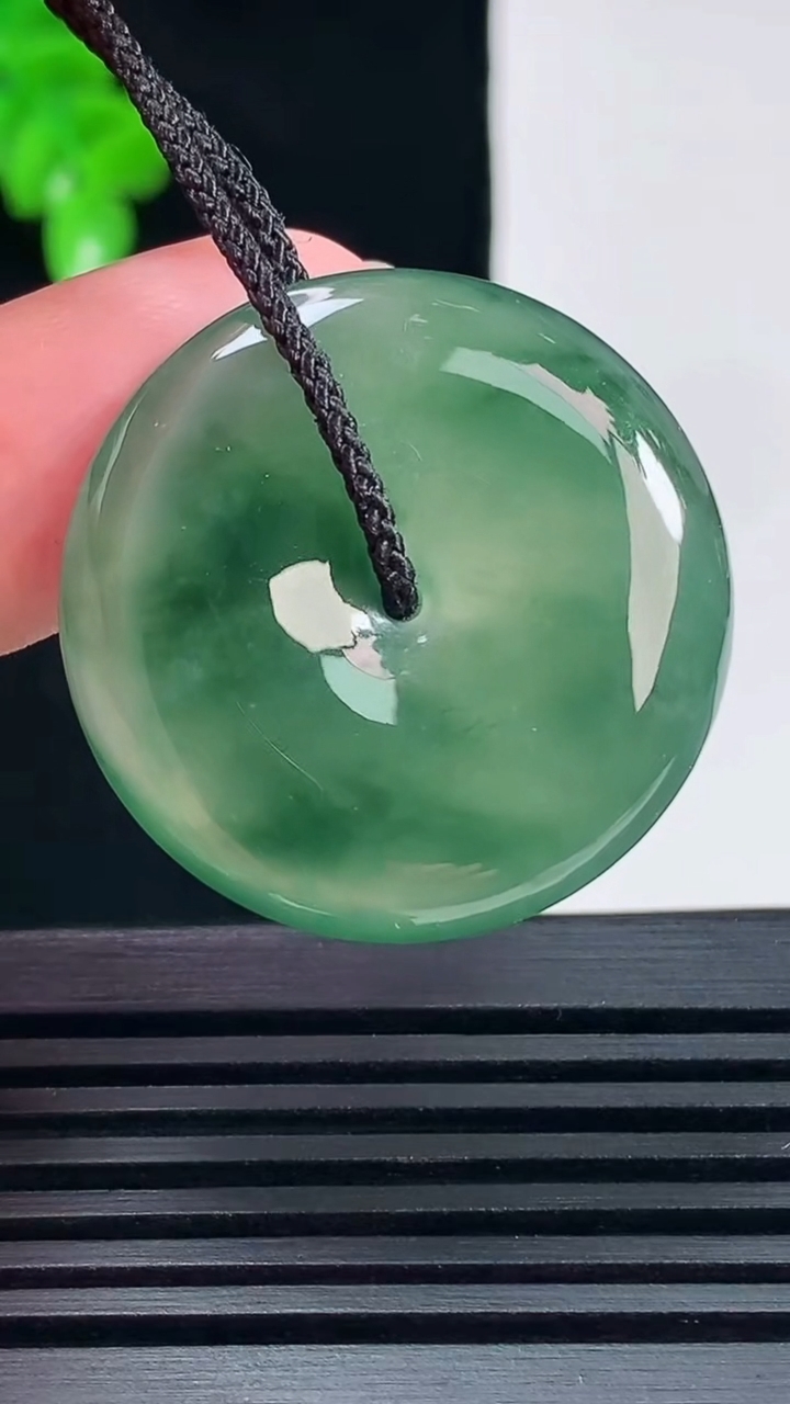 天然A货翡翠平安扣吊坠，尺寸30-5.2 重量:10.23g
6月28日