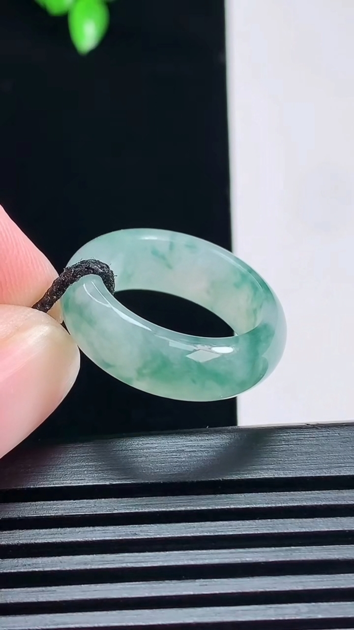 天然A货翡翠冰种飘花玉指环 戒指，尺寸17.5-3.5-7.5 重:4.16g  h6352026年6月29日
工厂直销收藏佳品,种好水足，色泽均匀，有种有色，上手高大气！