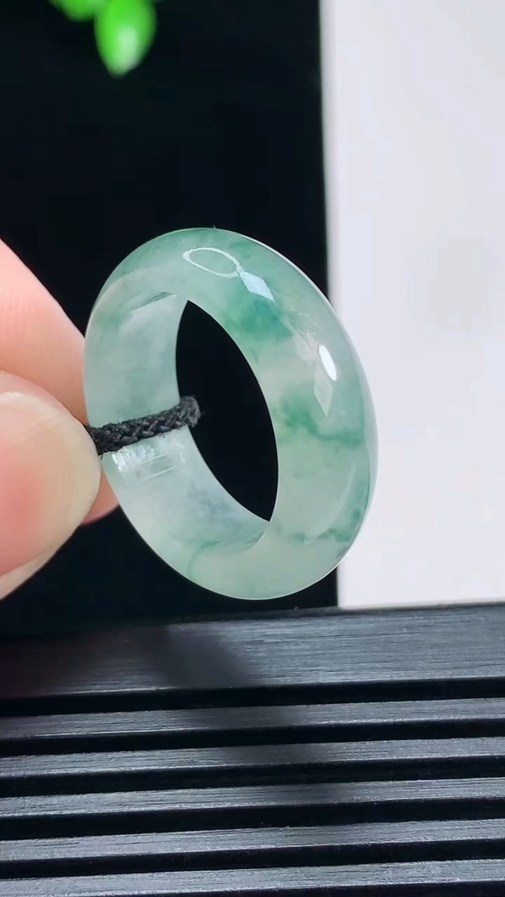 天然A货翡翠冰种飘花玉指环 戒指，尺寸17.5-3.5-7.5 重:4.16g  h6352026年