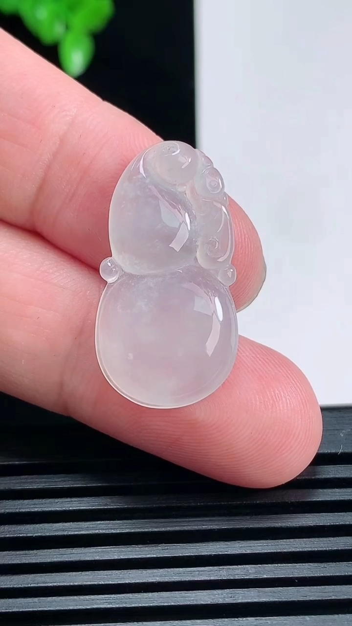 天然A货翡翠葫芦吊坠，尺寸27.8-15-3.6 重:2.84g  h255
6月29日