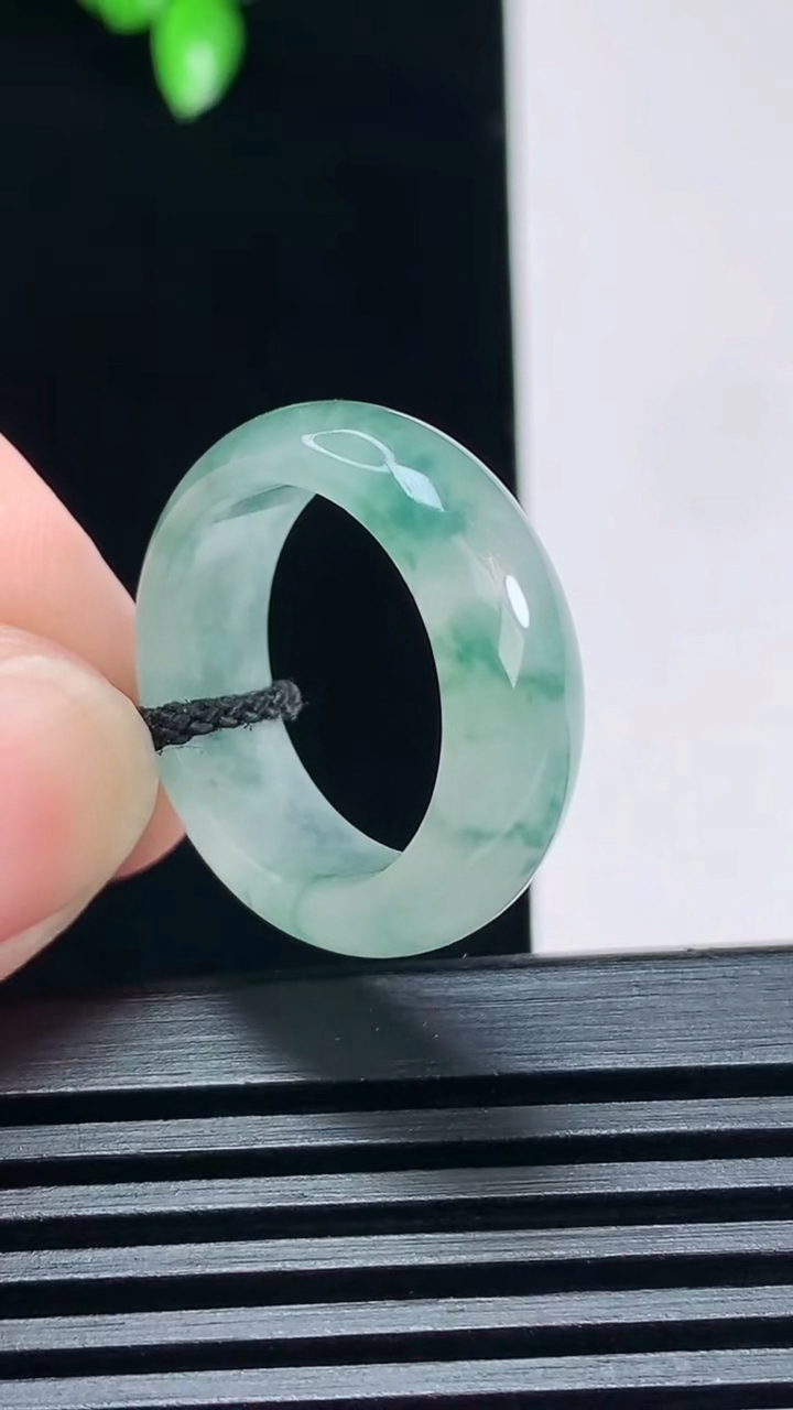 天然A货翡翠冰种飘花玉指环 戒指，尺寸17.5-3.5-7.5 重:4.16g  h6352026年