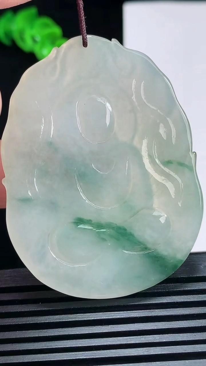 天然A货翡翠飘花大日如来佛吊坠，尺寸55.5-42-5.8 重:24.80g  h396
6月29日