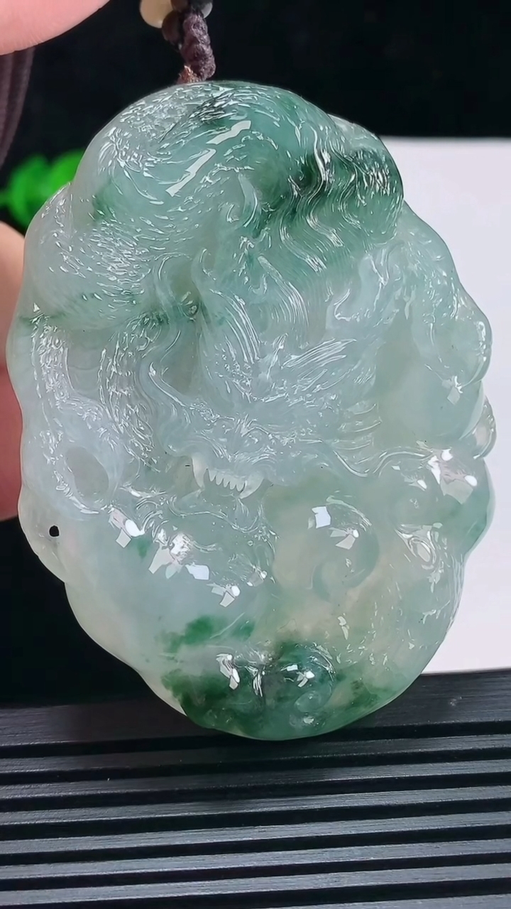天然A货翡翠种飘花龙牌吊坠，尺寸67.5-50.8-12.2 重:75.65g
6月29日