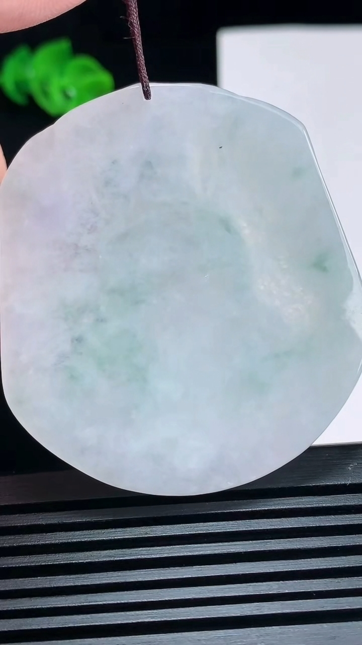 天然A货翡翠飘花阿弥陀佛吊坠，尺寸53-48-5.5 重:27.88g  h1415
6月29日