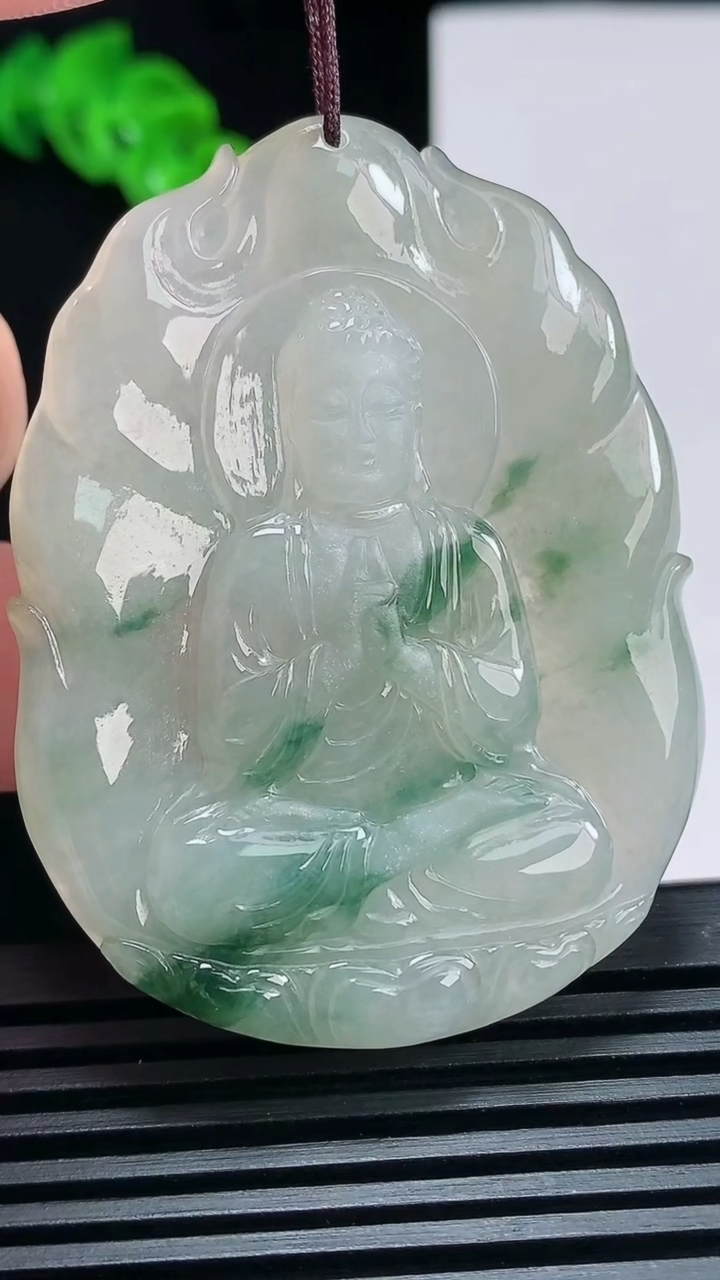 天然A货翡翠飘花大日如来佛吊坠，尺寸55.5-42-5.8 重:24.80g  h396
6月29日
