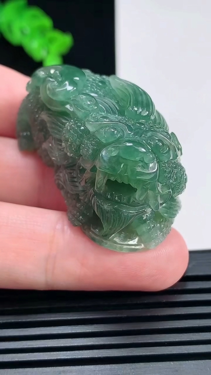 天然A货翡翠貔貅吊坠，尺寸46-25-24.4 重:55.49g  h255
6月29日