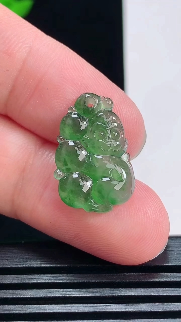 天然A货翡翠灵猴献瑞吊坠，尺寸20.6-14-4 重量:1.58g
6月29日