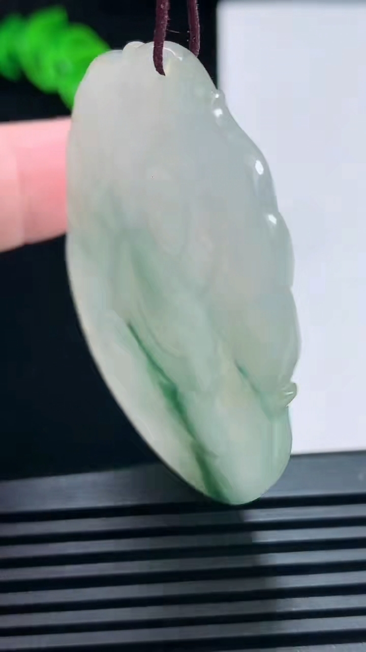 天然A货翡翠飘花大日如来佛吊坠，尺寸55.5-42-5.8 重:24.80g  h396
6月29日