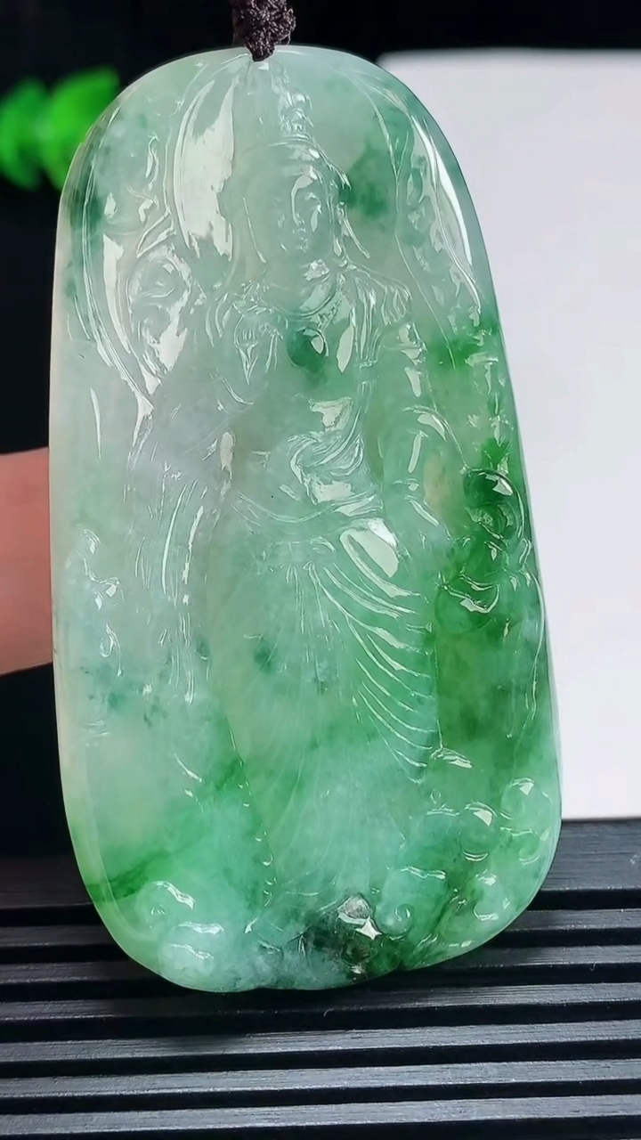 天然A货翡翠观音菩萨吊坠，尺寸63-34.5-5 重:28.00g
6月29日