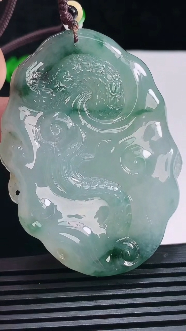 天然A货翡翠种飘花龙牌吊坠，尺寸67.5-50.8-12.2 重:75.65g
6月29日