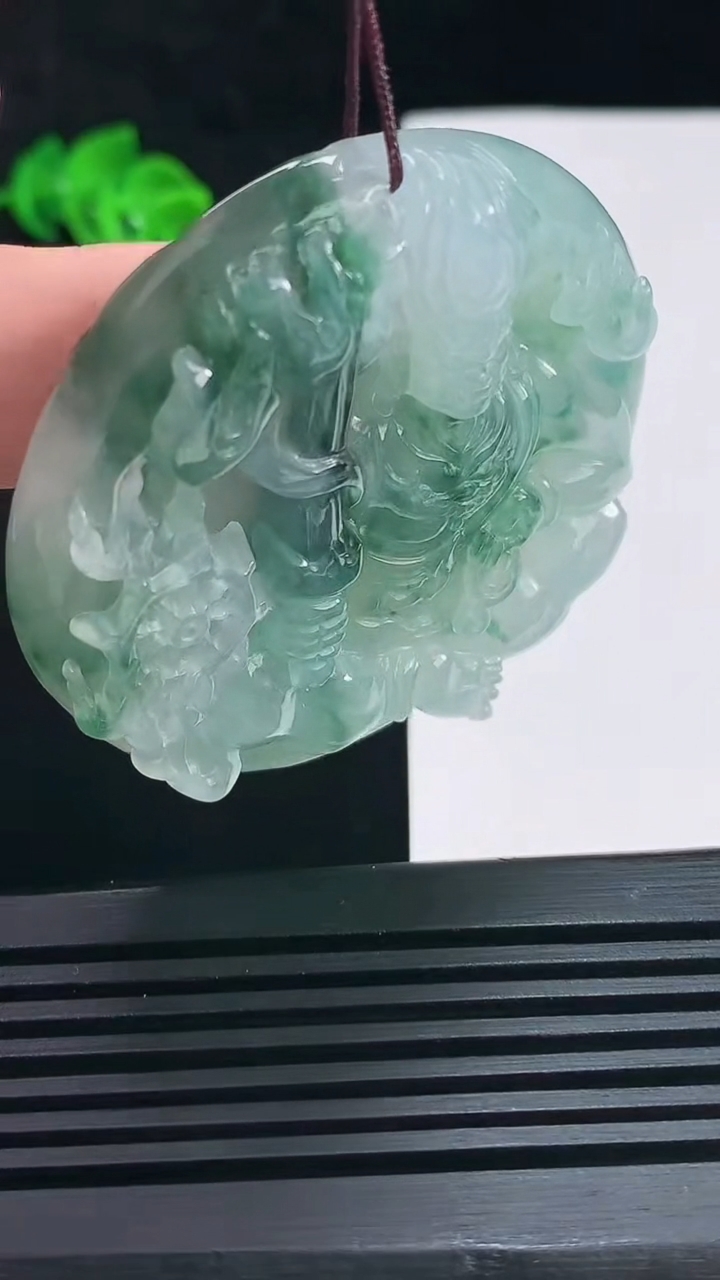 天然A货翡翠种飘花不动明王吊坠，尺寸53-11.2 重:58.20g  h1112
6月29日