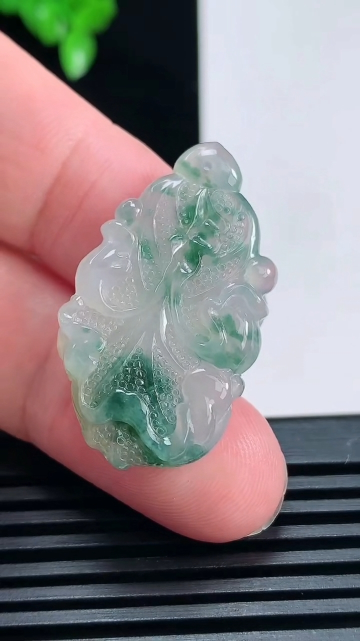 天然A货翡翠冰种飘花白菜吊坠，尺寸33.4-19.7-6.9 重:6.98g  h255
6月29日