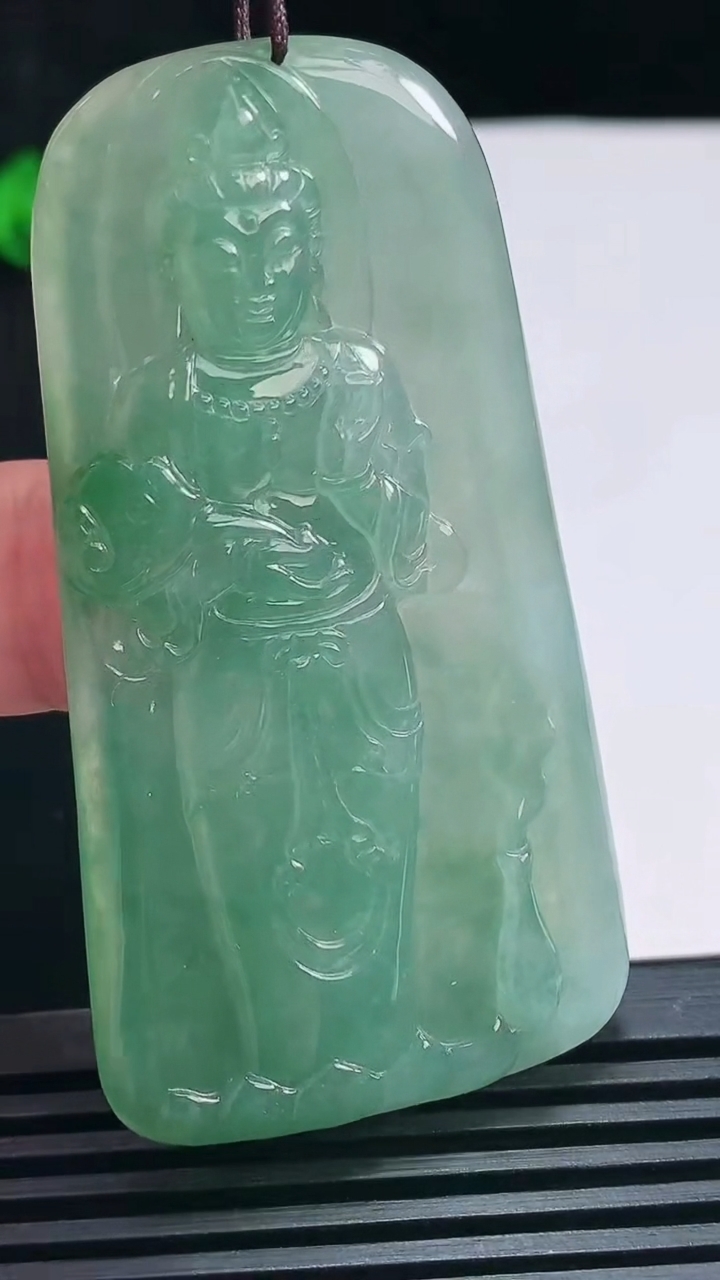 天然A货翡翠观音菩萨吊坠，尺寸65.5-35-6 重:30.04g
6月29日