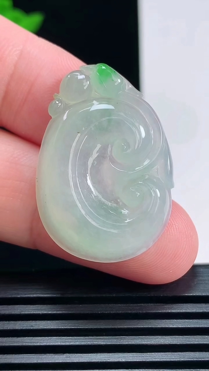 天然A货翡翠如意吊坠，尺寸32.6-22.5-5.8 重量:7.03g
6月29日