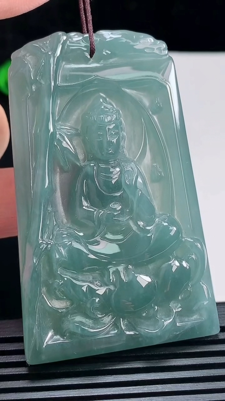天然A货翡翠阿弥陀佛吊坠，尺寸68-42.1-7.5 重:44.65g  h84
6月29日