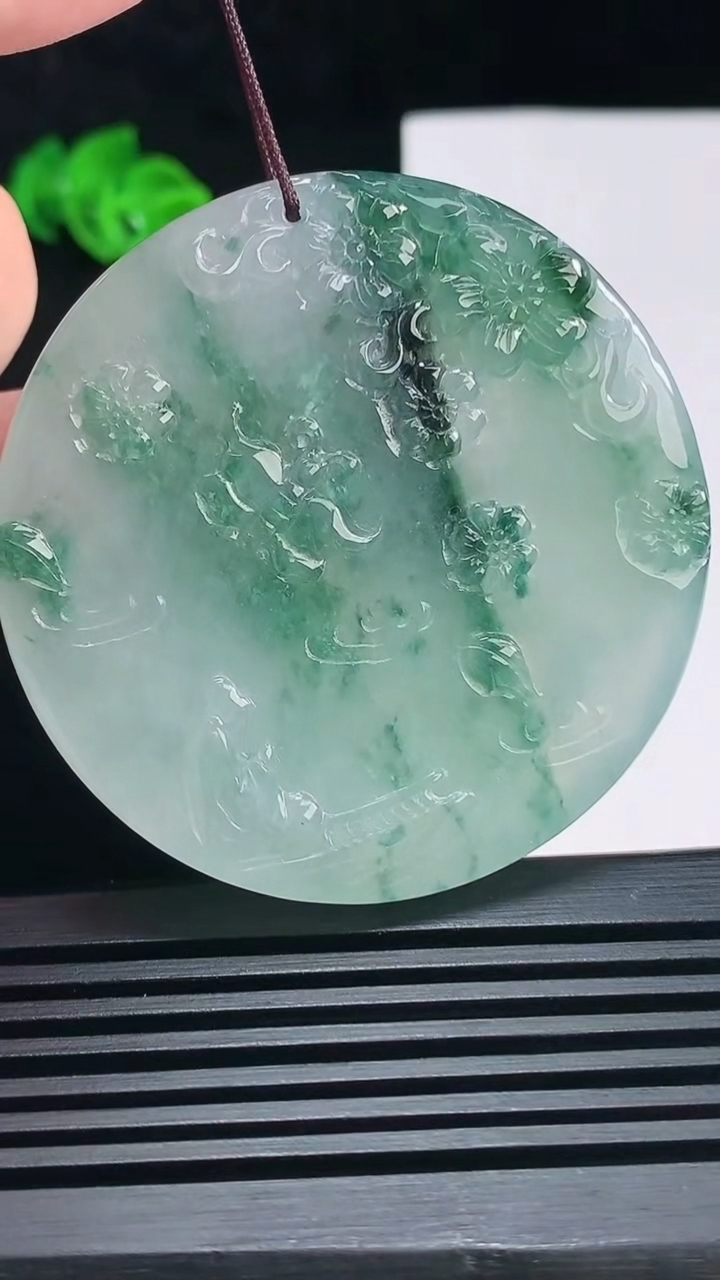 天然A货翡翠种飘花不动明王吊坠，尺寸53-11.2 重:58.20g  h1112
6月29日